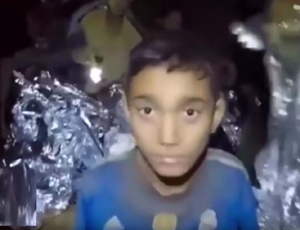 СИТУАЦИЈА СВЕ ЛОШИЈА: Спасилац погинуо, све мање шансе за скорије извлачење деце из пећине на Тајланду 